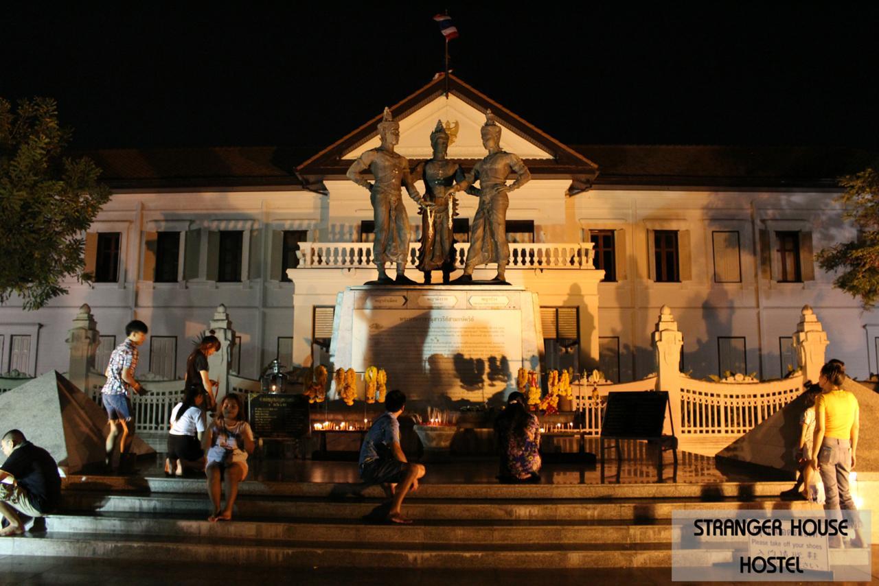 Stranger House Vandrarhem Chiang Mai Exteriör bild