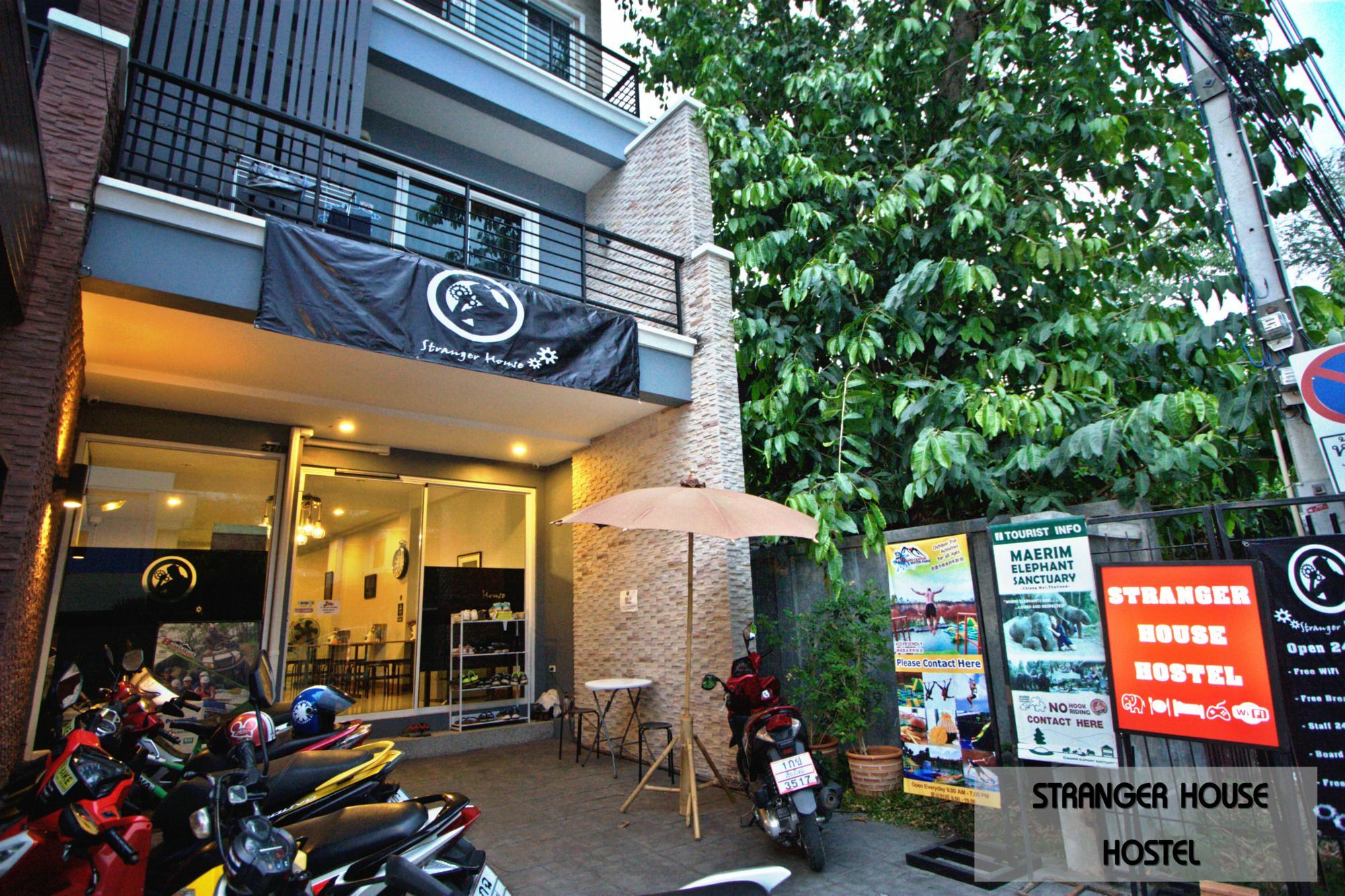 Stranger House Vandrarhem Chiang Mai Exteriör bild
