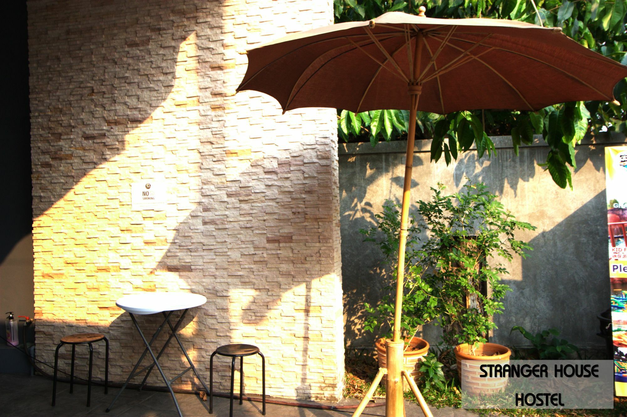 Stranger House Vandrarhem Chiang Mai Exteriör bild